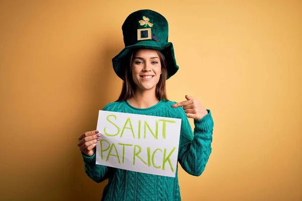 Mujer Con Sombrero Verde Celebrando Día San Patricio Sosteniendo Pancarta — Foto de Stock