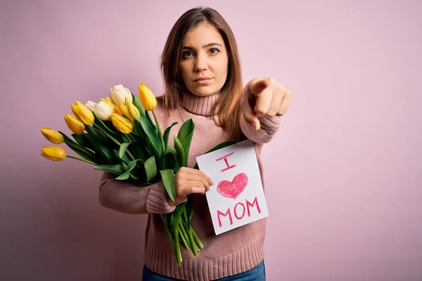 Beautiful Woman Holding Paper Love Mom Message Tulips Celebrating Mothers — Stock Photo, Image