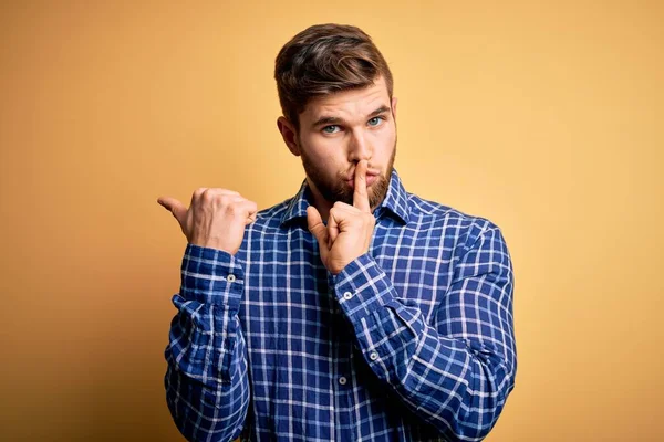 Jonge Blonde Zakenman Met Baard Blauwe Ogen Dragen Shirt Gele — Stockfoto