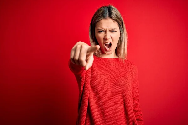 Jeune Belle Femme Blonde Portant Pull Décontracté Sur Fond Rouge — Photo