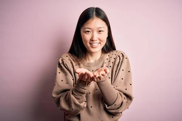 스웨터 분홍색 풀칠을 손으로 손바닥을 맞잡고 받거나 몸짓을 아름다운 아시아 — 스톡 사진