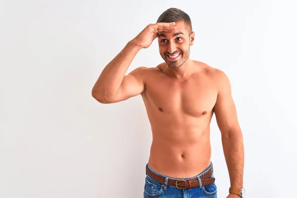 Ung Stilig Skjorta Man Visar Muskulös Kropp Över Isolerad Bakgrund — Stockfoto