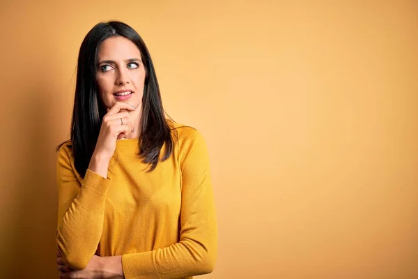 Mladá Brunetka Modrýma Očima Neformální Svetr Přes Žluté Pozadí Rukou — Stock fotografie