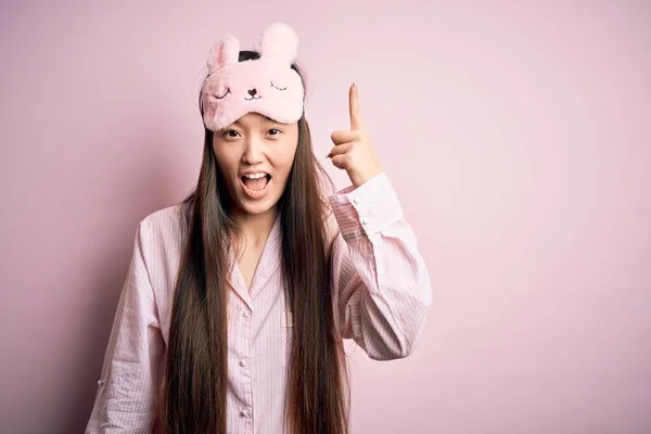 Jovem Mulher Asiática Vestindo Pijama Máscara Sono Sobre Rosa Isolado — Fotografia de Stock
