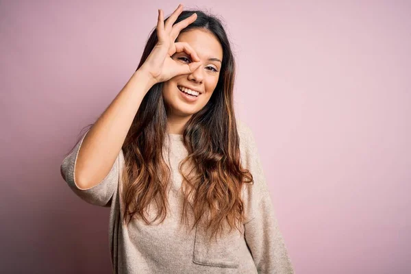 Ung Vacker Brunett Kvinna Bär Casual Tröja Står Över Rosa — Stockfoto