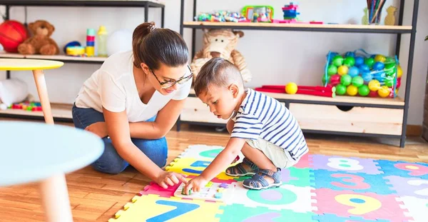 Beautiful Teacher Toddler Boy Sitting Puzzle Playing Numbers Kindergarten — Stock Photo, Image