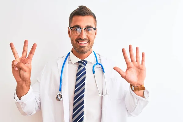 Jonge Knappe Dokter Draagt Stethoscoop Geïsoleerde Achtergrond Tonen Wijzen Met — Stockfoto