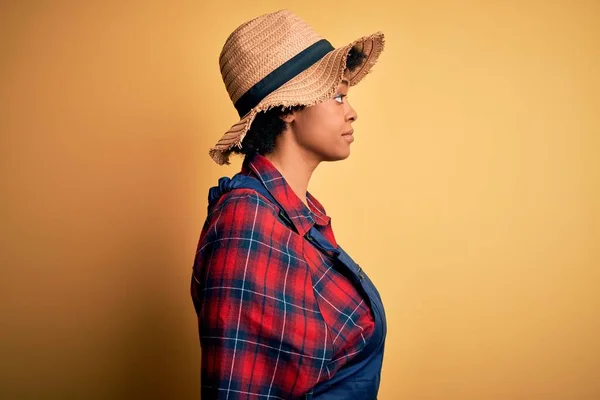年轻的非洲裔美国农妇 头戴围裙 头戴帽子 面带微笑 自然地放松自己的姿态 — 图库照片
