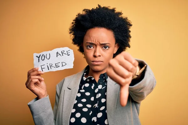 Jovem Afro Americano Africano Mulher Com Cabelo Encaracolado Segurando Papel — Fotografia de Stock