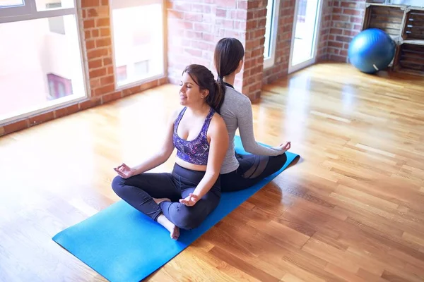 Jonge Mooie Sportvrouwen Die Yoga Beoefenen Vloer Zitten Lotusposeren Sportschool — Stockfoto