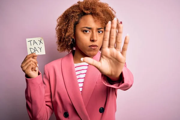 Mladá Afroamerická Afro Žena Kudrnatými Vlasy Drží Papaer Daňovým Vzkazem — Stock fotografie