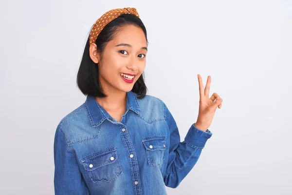 Jonge Mooie Chinese Vrouw Draagt Denim Shirt Staan Geïsoleerde Witte — Stockfoto