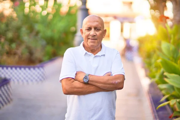 Hombre Guapo Mayor Sonriendo Feliz Confiado Pie Con Sonrisa Cara — Foto de Stock