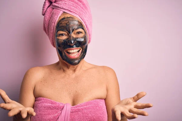 Mujer Morena Mediana Edad Que Usa Máscara Cara Belleza Negro — Foto de Stock