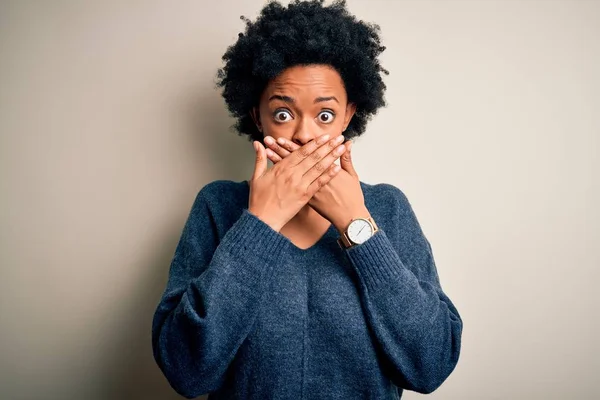 Joven Hermosa Afroamericana Afro Mujer Con Pelo Rizado Con Suéter —  Fotos de Stock