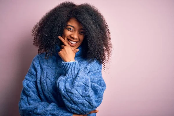 Young Beautiful African American Woman Afro Hair Wearing Winter Sweater — Stok fotoğraf