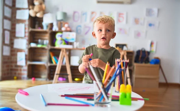 Jovem Caucasiano Brincando Jardim Infância Desenho Com Lápis Cor Menino — Fotografia de Stock