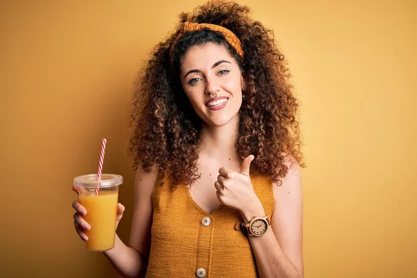 Молодая Красивая Женщина Вьющимися Волосами Пирсинг Пить Здоровый Апельсиновый Сок — стоковое фото