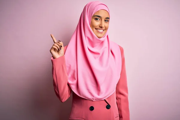 Young Beautiful Brunette Businesswoman Wearing Pink Muslim Hijab Business Jacket — Stok fotoğraf