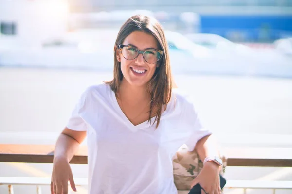 Joven Hermosa Mujer Sonriendo Feliz Confiado Pie Con Sonrisa Cara —  Fotos de Stock