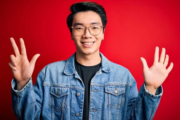 Joven Hombre Chino Guapo Con Chaqueta Mezclilla Gafas Sobre Fondo — Foto de Stock