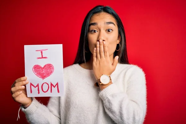 Young Beautiful Woman Holding Paper Love Mom Message Celebrating Mothers — Stock Photo, Image