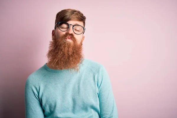Красивый Ирландский Рыжий Мужчина Бородой Очках Розовом Изолированном Фоне Смотрящий — стоковое фото