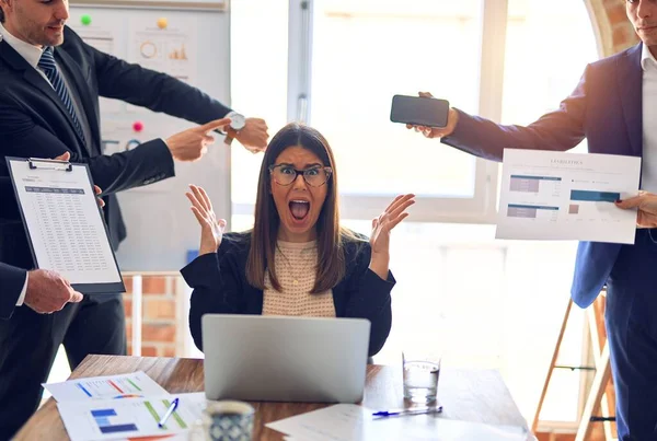 Grupo Trabalhadores Negócios Trabalhando Juntos Uma Reunião Deles Surronded Estressado — Fotografia de Stock