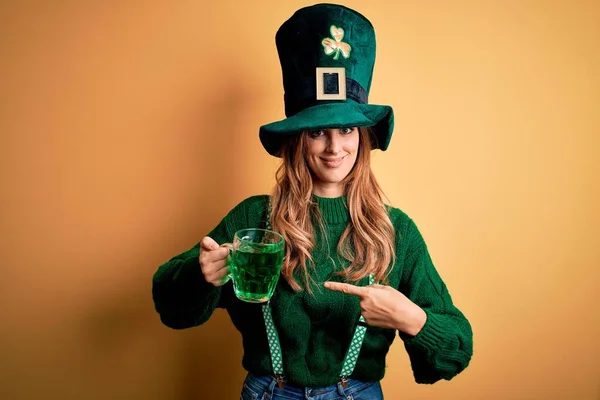 Красивая Женщина Шляпе Пьет Банку Зеленого Напитка Празднуя День Святого — стоковое фото
