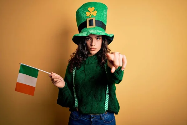 Красива Патріотична Кучеряве Волосся Жінка Капелюсі Тримає Ірландський Прапор Святкуючи — стокове фото