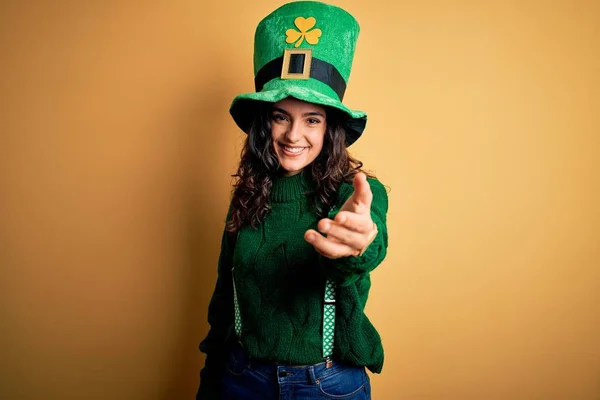 Hermosa Mujer Pelo Rizado Con Sombrero Verde Con Trébol Celebrando — Foto de Stock