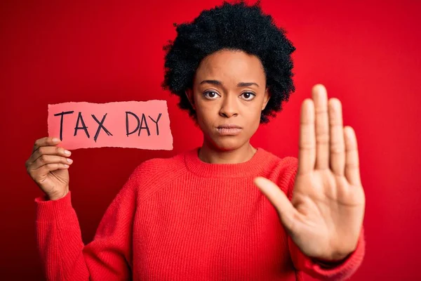 Jonge Afro Amerikaanse Afro Vrouw Met Krullend Haar Vasthouden Papier — Stockfoto