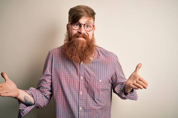 Hombre Negocios Pelirrojo Irlandés Guapo Con Barba Con Gafas Sobre —  Fotos de Stock