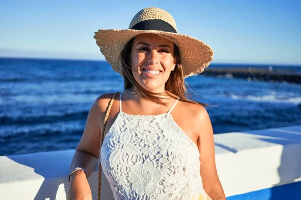 Beautiful Young Woman Walking Beach Promenade Enjoying Ocean View Smiling — ストック写真