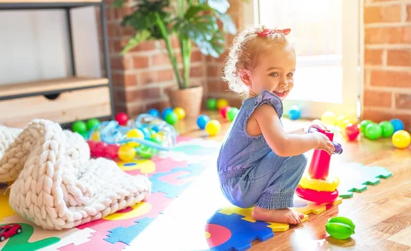 Bela Criança Caucasiana Brincando Com Brinquedos Sala Jogos Colorida Feliz — Fotografia de Stock