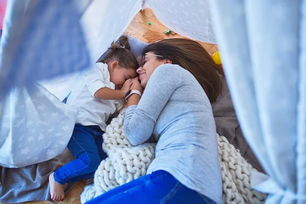 Joven Hermosa Maestra Niño Pequeño Sonriendo Con Cara Feliz Acostado — Foto de Stock