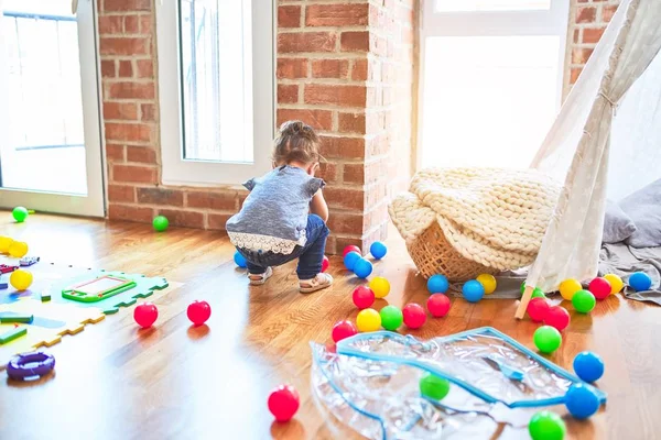 Mooie Peuter Spelen Met Kleurrijke Ballen Kleuterschool — Stockfoto