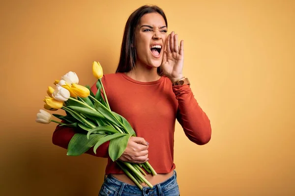 Jonge Mooie Brunette Vrouw Met Boeket Van Tulpen Bloemen Gele — Stockfoto