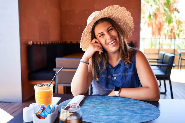 Jovem Bela Mulher Sentada Restaurante Desfrutando Férias Verão — Fotografia de Stock