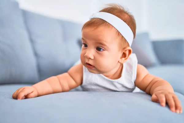 Bebê Adorável Deitado Sofá Casa Recém Nascido Relaxante Descansando Confortável — Fotografia de Stock