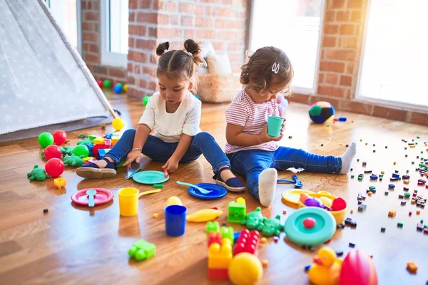 Чарівні Малюки Грають Їжу Використанням Пластикової Їжі Столових Іграшок Дитячому — стокове фото