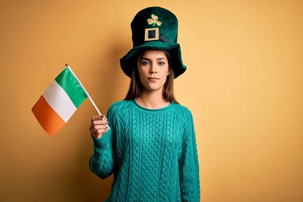 Beautiful Woman Wearing Green Hat Celebrating Saint Patricks Day Holding — Stok fotoğraf