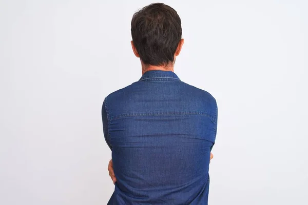 Homem Bonito Meia Idade Vestindo Camisa Jeans Azul Sobre Fundo — Fotografia de Stock