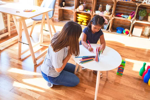 Hermosa Maestra Niña Dibujando Dibujo Utilizando Lápices Colores Jardín Infantes —  Fotos de Stock