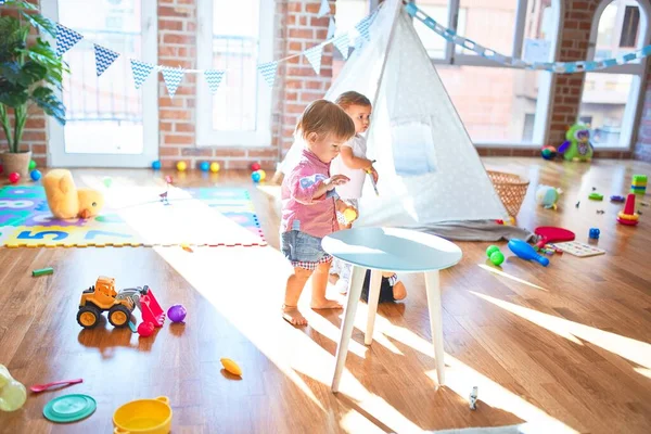 Entzückende Kleinkinder Spielen Kindergarten Jede Menge Spielzeug — Stockfoto