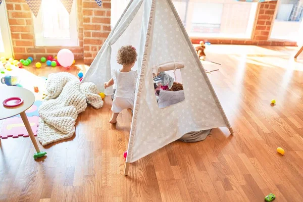 Schöne Kaukasische Säugling Spielt Mit Spielzeug Bunten Spielzimmer Fröhlich Und — Stockfoto