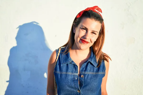 Hermosa Chica Apoyada Pared Blanca Joven Mujer Amigable Sonriendo Feliz —  Fotos de Stock