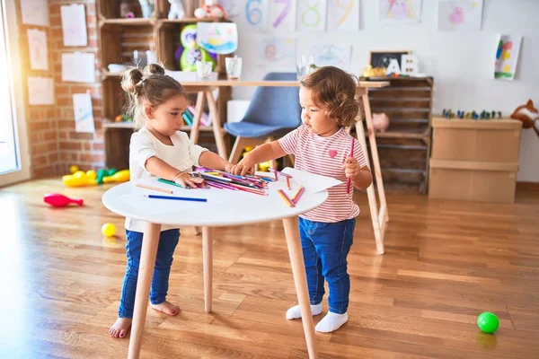 Crianças Adoráveis Brincando Com Muitos Lápis Coloridos Mesa Jardim Infância — Fotografia de Stock