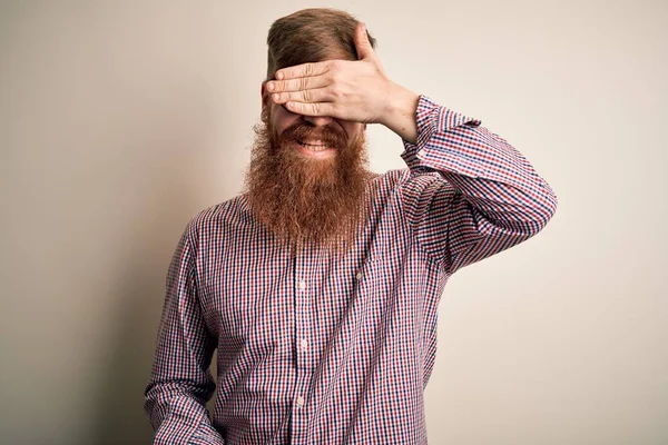 Jóképű Vörös Hajú Üzletember Szakállas Szemüvegben Elszigetelt Háttérrel Mosollyal Nevetéssel — Stock Fotó