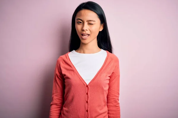 Jovem Mulher Chinesa Bonita Vestindo Camisola Casual Sobre Fundo Rosa — Fotografia de Stock